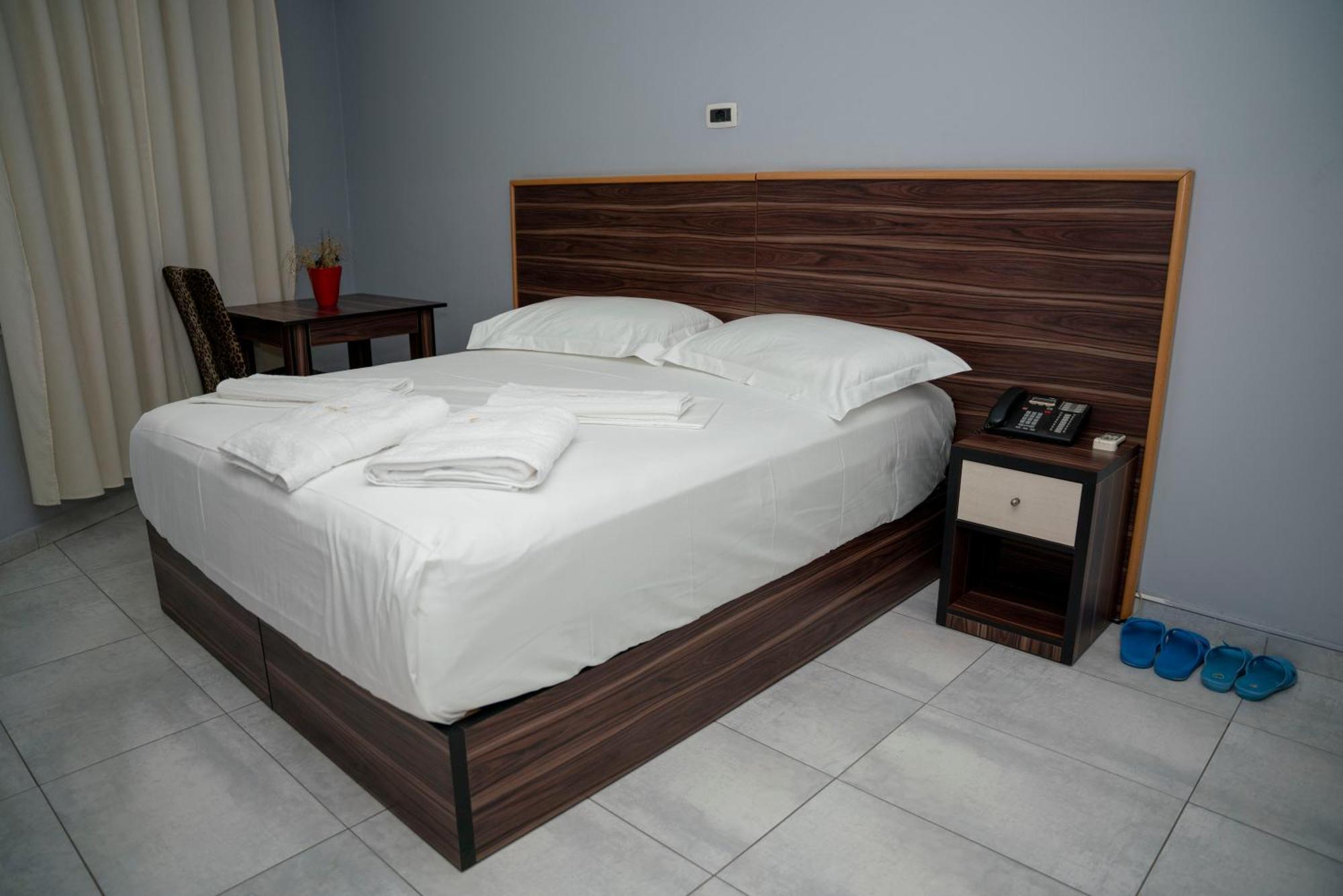 Hotel Pernoca Durres Exterior photo